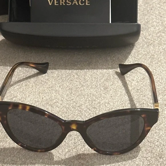 Cat eye versace